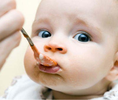 Въвеждане на твърди храни от 4 до 6 месеца – дали моето бебе е готово?