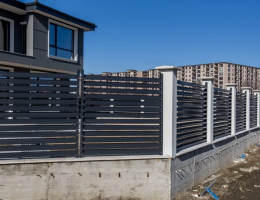 Защо си струва да заложим на метална ограда тип щора?