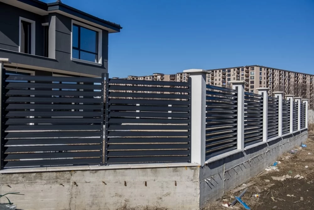 метална ограда тип щора